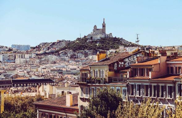 Image montrant une ville bati sur une colline