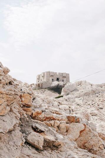 Image montrant le fort de Pomègues sur une colline